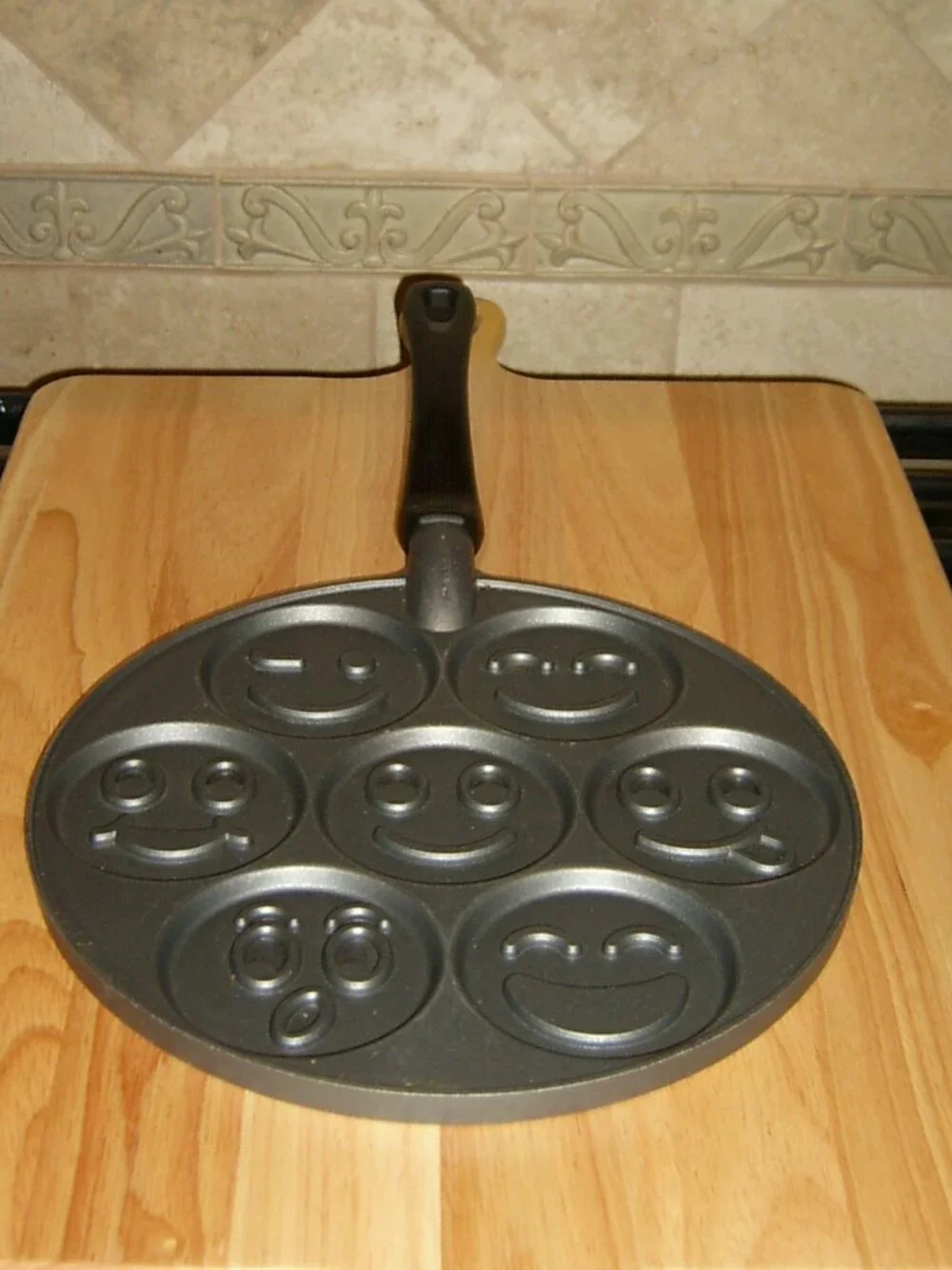 Cooks jcp Home Smiley Face Pancake Pan 7 Faces Non-Stick Griddle